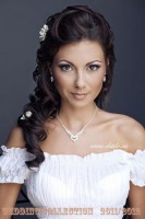 /album/svadebnye-pricheski-po-tipu-aksessuarov-s-tsvetami/a11744421-7-jpg/