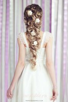 /album/svadebnye-pricheski-po-tipu-aksessuarov-s-tsvetami/a336676221-6-jpg/