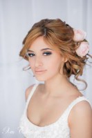 /album/svadebnye-pricheski-po-tipu-aksessuarov-s-tsvetami/a383490421-6-jpg/