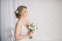 /album/svadebnye-pricheski-po-tipu-aksessuarov-s-tsvetami/a387904821-7-jpg/