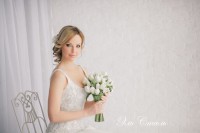 /album/svadebnye-pricheski-po-tipu-aksessuarov-s-tsvetami/a387905021-7-jpg/