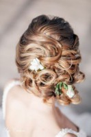 /album/svadebnye-pricheski-po-tipu-aksessuarov-s-tsvetami/a387905221-6-jpg/