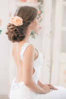 /album/svadebnye-pricheski-po-tipu-aksessuarov-s-tsvetami/a683512421-6-jpg/